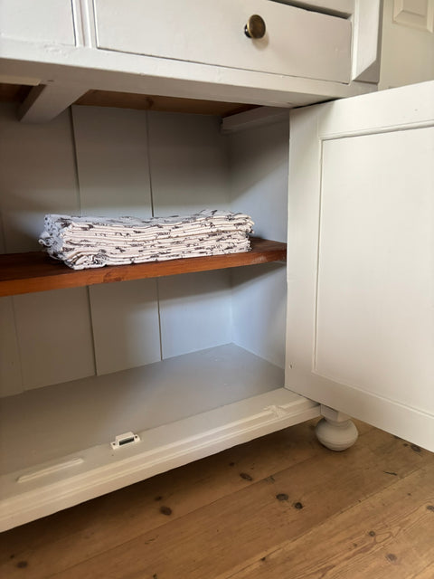 Antikes dänisches Vintage Küchenbuffet in hellgrauer Kreidefarbe Salt von Weingärtners Genusshandwerk, mit detaillierter Holzverarbeitung.
