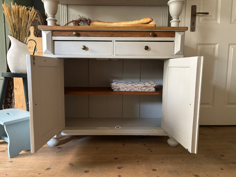 Dänisches antikes Vintage Küchenbuffet in hellgrauer Kreidefarbe Salt von Weingärtners Genusshandwerk, detailreiche Holzoberfläche