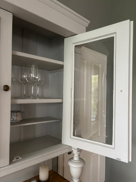 Antikes dänisches Vintage Küchenbuffet in hellgrauer Kreidefarbe Salt von Weingärtners Genusshandwerk, mit sichtbaren Holzdetails