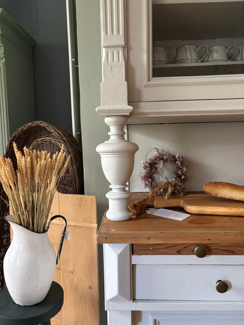 Antikes dänisches Vintage Küchenbuffet in hellgrauer Kreidefarbe Salt von Weingärtners Genusshandwerk, mit eleganten Holzdetails