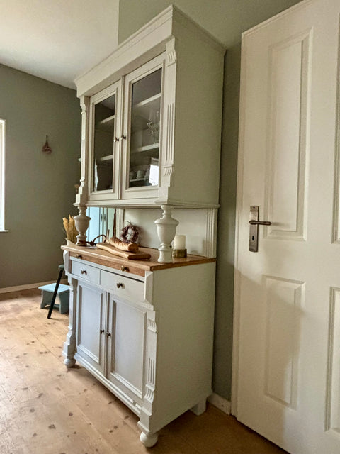 Dänisches antikes Vintage Küchenbuffet in hellgrauer Kreidefarbe Salt von Weingärtners Genusshandwerk, detailreiche Holzoberfläche
