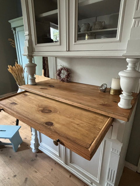 Antikes dänisches Vintage Küchenbuffet in hellgrauer Kreidefarbe Salt von Weingärtners Genusshandwerk, detailreiche Holzoberfläche.
