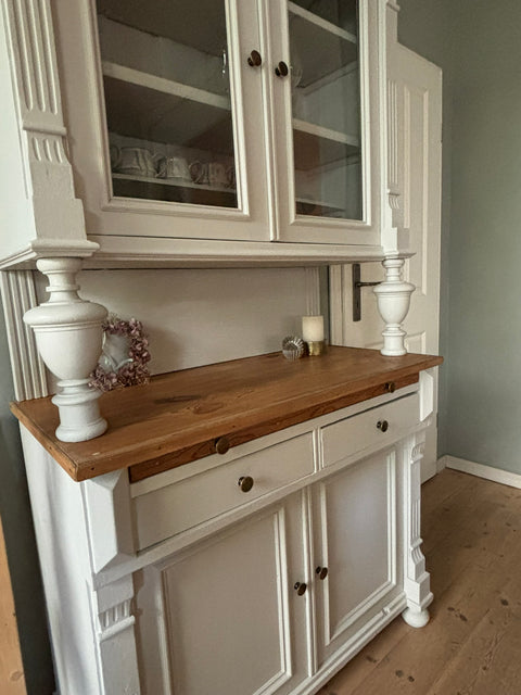 Dänisches Vintage Küchenbuffet in Kreidefarbe Salt hellgrau von Weingärtners Genusshandwerk, antik und stilvoll.
