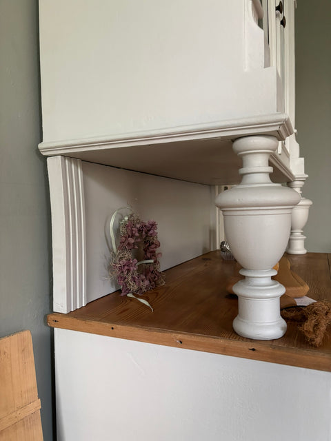 Antikes dänisches Küchenbuffet in hellgrauer Kreidefarbe Salt von Weingärtners Genusshandwerk, mit rustikalem Vintage-Design.
