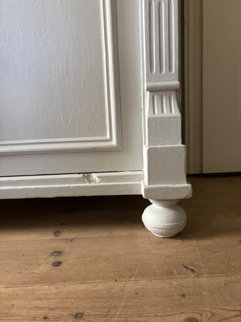 Dänisches antikes Vintage Küchenbuffet in hellgrauer Kreidefarbe Salt von Weingärtners Genusshandwerk, detailreich fotografiert
