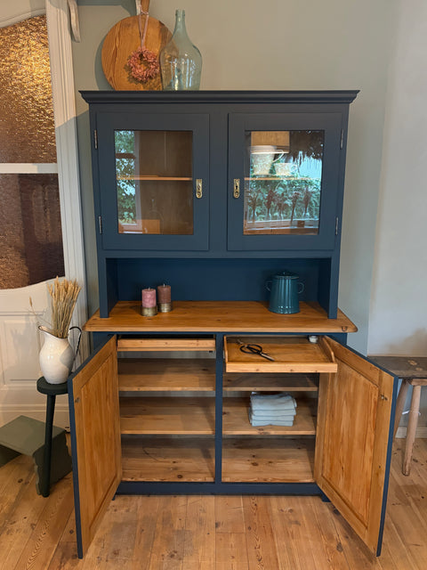 Großes dänisches Vintage Küchenbuffet in Kreidefarbe Ink, dunkelblau, von Weingärtners Genusshandwerk, mit Holzgriffen und Stauraum