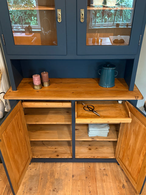 Großes dänisches Vintage Küchenbuffet in Kreidefarbe Ink dunkelblau von Weingärtners Genusshandwerk, mit antiker Holzoberfläche.