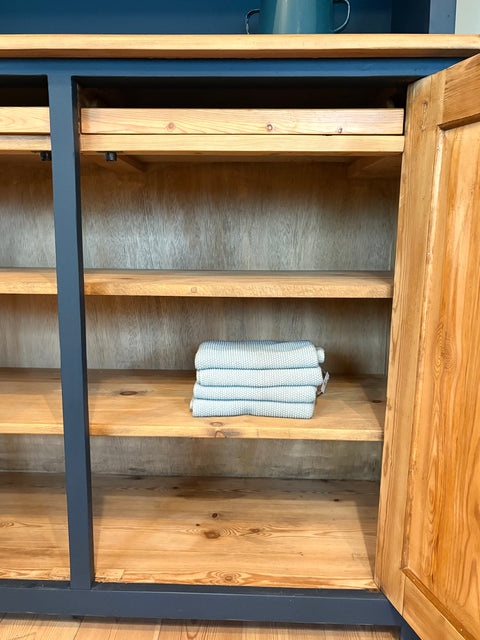 Großes dänisches Vintage Küchenbuffet in Kreidefarbe Ink, dunkelblau, von Weingärtners Genusshandwerk, mit Holzgriffen und Stauraum