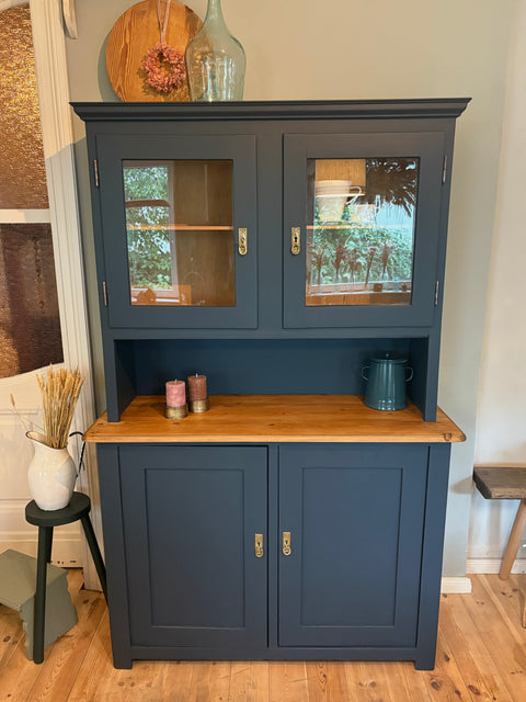 Großes dänisches Vintage Küchenbuffet in dunkler Kreidefarbe Ink von Weingärtners Genusshandwerk, mit Holzgriffen und abgebildetem Zubehör
