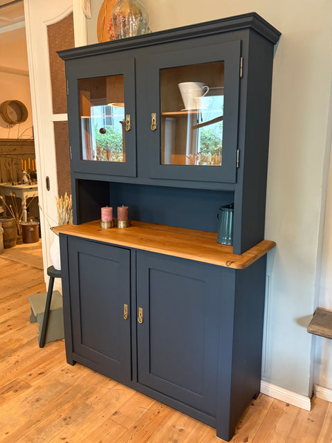 Großes dänisches Vintage Küchenbuffet in Kreidefarbe Ink (dunkelblau) von Weingärtners Genusshandwerk, mit klassischen Holzdetails.