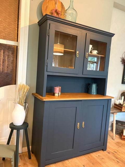 Großes dänisches Vintage Küchenbuffet in dunkler Kreidefarbe Ink von Weingärtners Genusshandwerk, mit sichtbaren Schubladen und Türen