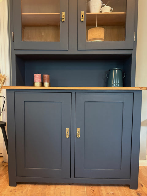 Großes dänisches Vintage Küchenbuffet in dunkelblauer Kreidefarbe Ink von Weingärtners Genusshandwerk, mit sichtbaren Holzdetails und Schubladen