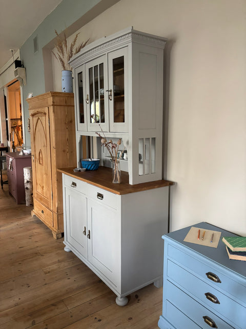 Großes dänisches Vintage Küchenbuffet in Kreidefarbe Monument Grey von Weingärtners Genusshandwerk, detailreiche Holzoberfläche