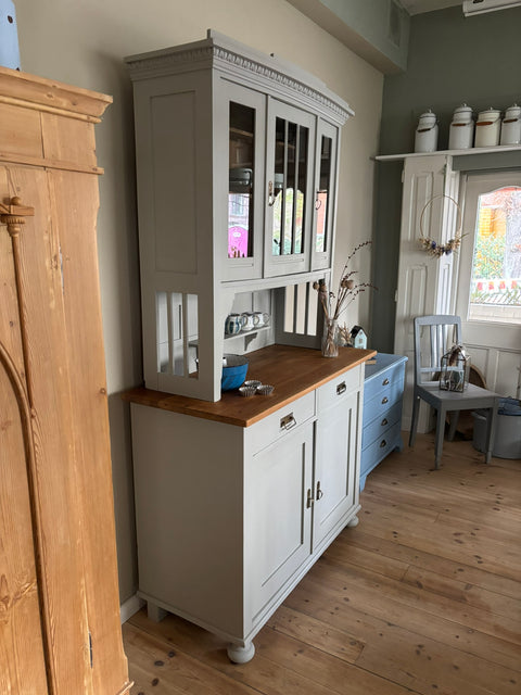 Großes dänisches Vintage Küchenbuffet in Kreidefarbe Monument Grey, hellgrau, von Weingärtners Genusshandwerk, zeigt Frontansicht