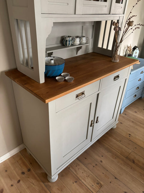 Großes dänisches Vintage Küchenbuffet in Kreidefarbe Monument Grey mit Holzgriffen, Weingärtners Genusshandwerk, hellgrau, elegante Aufbewahrung