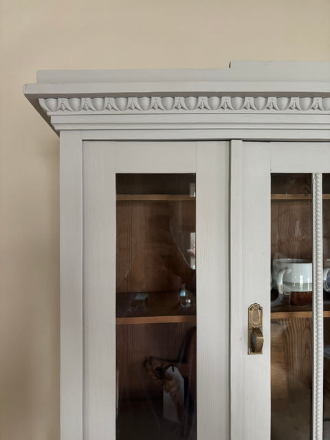 Großes dänisches Vintage Küchenbuffet in Kreidefarbe Monument Grey von Weingärtners Genusshandwerk, mit rustikalem Design und Holzdetails