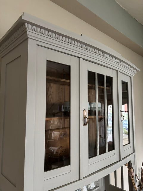 Großes dänisches Vintage Küchenbuffet in Kreidefarbe Monument Grey mit Holzdetails, von Weingärtners Genusshandwerk, hellgrau