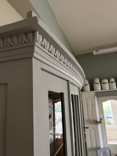 Großes dänisches Vintage Küchenbuffet in Kreidefarbe Monument Grey, Weingärtners Genusshandwerk, detailreiche Holzoberfläche