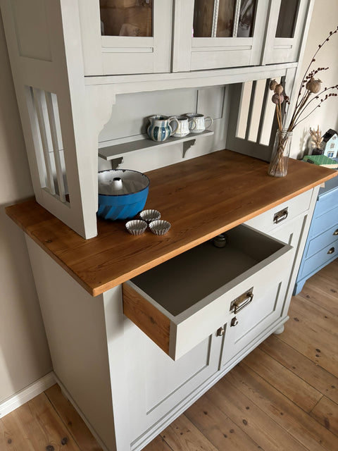 Großes dänisches Vintage Küchenbuffet in Kreidefarbe Monument Grey, braune Holzknöpfe, antikes Design, Weingärtners Genusshandwerk