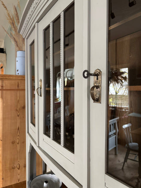 Großes dänisches Vintage Küchenbuffet aus Kreidefarbe in Hellgrau von Weingärtners Genusshandwerk, mit sichtbaren Holzdetails und Griffen