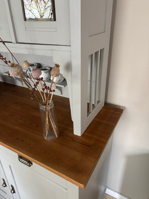 Großes dänisches Vintage Küchenbuffet in Kreidefarbe Monument Grey von Weingärtners Genusshandwerk, hellgrau, mit Schubladen und Türen