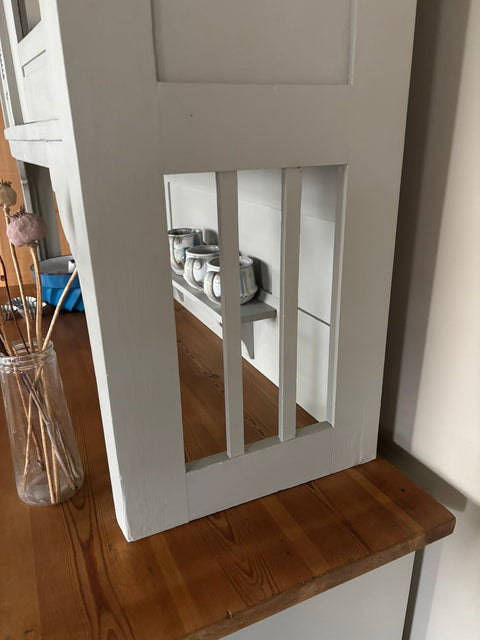 Großes dänisches Vintage Küchenbuffet von Weingärtners Genusshandwerk in hellgrauer Kreidefarbe Monument Grey, zeigt stilvolle Holzdetails