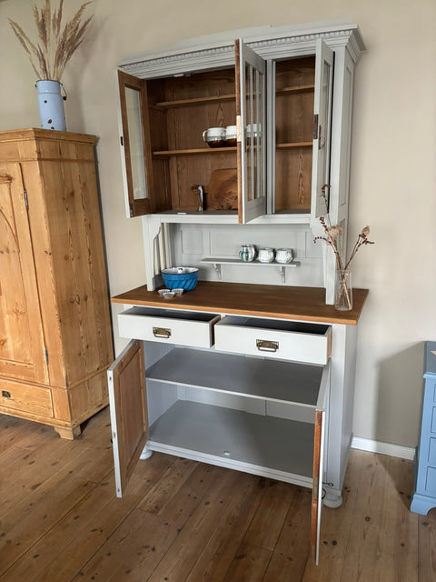 Großes Vintage Küchenbuffet in Kreidefarbe Monument Grey von Weingärtners Genusshandwerk, hellgrau, mit Holzgriffen und Stauraum