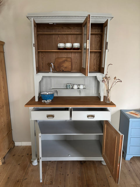 Großes dänisches Vintage Küchenbuffet in Kreidefarbe Monument Grey von Weingärtners Genusshandwerk, detailreiche Holzoberfläche