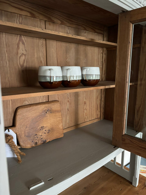 Großes dänisches Vintage Küchenbuffet in Kreidefarbe Monument Grey von Weingärtners Genusshandwerk, mit Holzgriffen und stilvollem Design