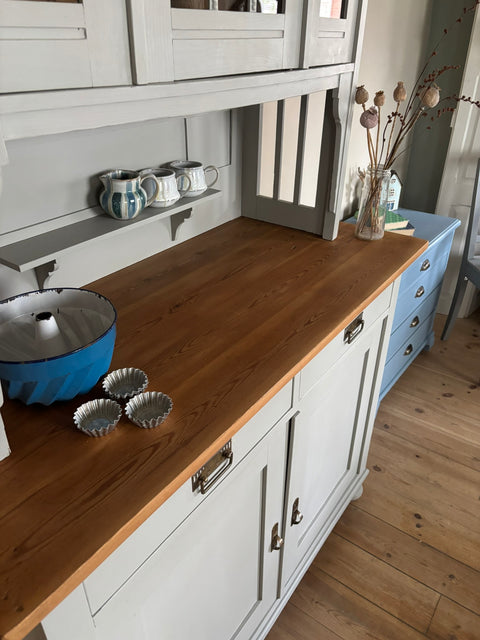 Großes dänisches Vintage Küchenbuffet in Kreidefarbe Monument Grey von Weingärtners Genusshandwerk, hellgrau, mit Holzgriffen und Schubladen