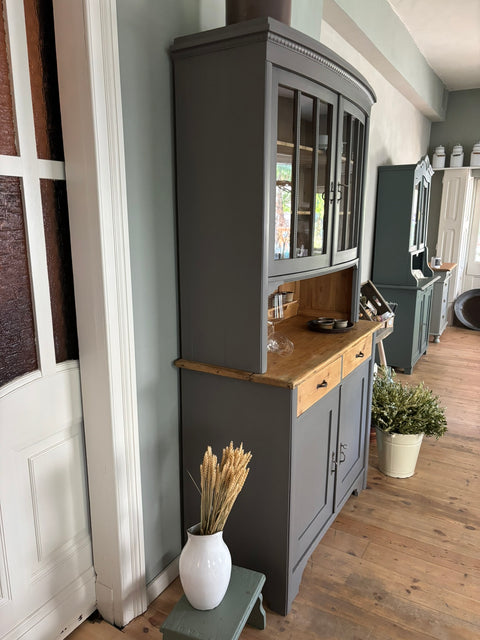 Großes dänisches Vintage Küchenbuffet in Kreidefarbe Pepper von Weingärtners Genusshandwerk, graues Holz mit stilvollen Details