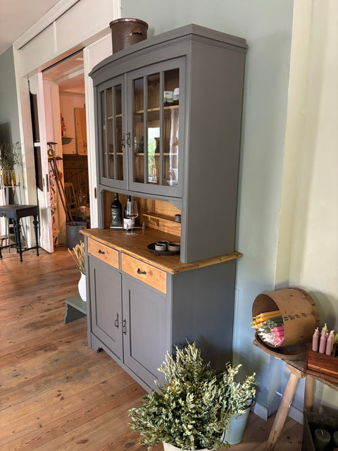 Großes dänisches Vintage Küchenbuffet aus Kreidefarbe Pepper in Grau von Weingärtners Genusshandwerk, detailreiche Holzstruktur sichtbar