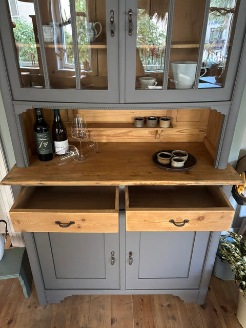 Großes dänisches Vintage Küchenbuffet in Kreidefarbe Pepper (grau) von Weingärtners Genusshandwerk, mit Schubladen und Türen.