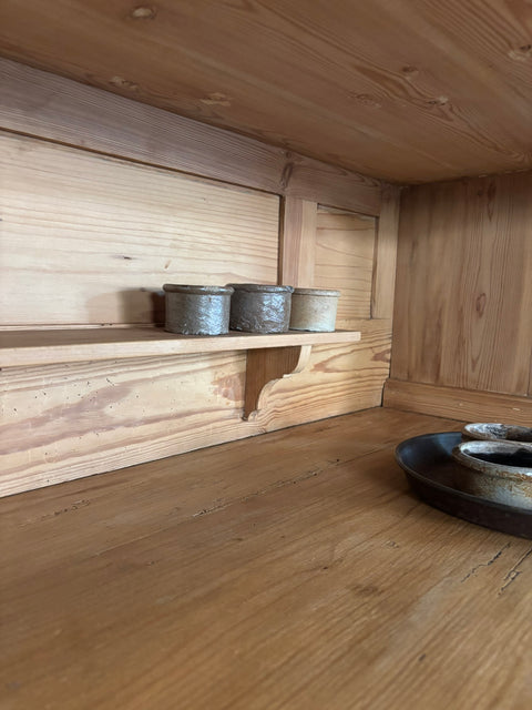 Großes dänisches Vintage Küchenbuffet in Kreidefarbe Pepper (grau) von Weingärtners Genusshandwerk, detailreiche Holzoberfläche