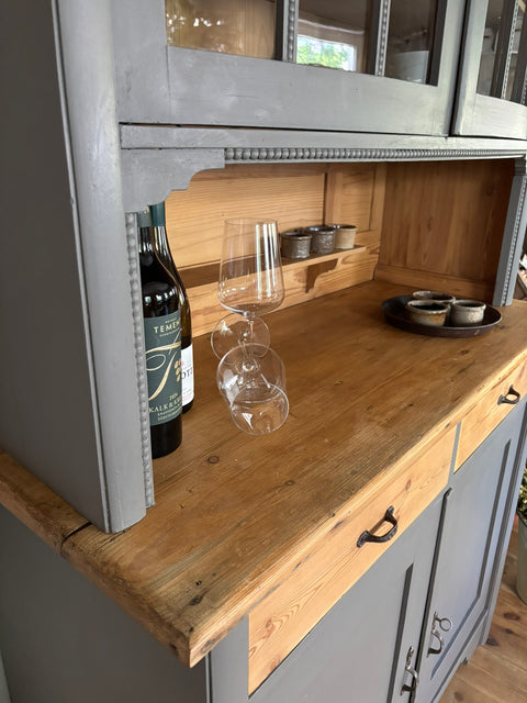 Großes dänisches Vintage Küchenbuffet in Kreidefarbe Pepper, graue Holzschränke mit antikem Charme, von Weingärtners Genusshandwerk