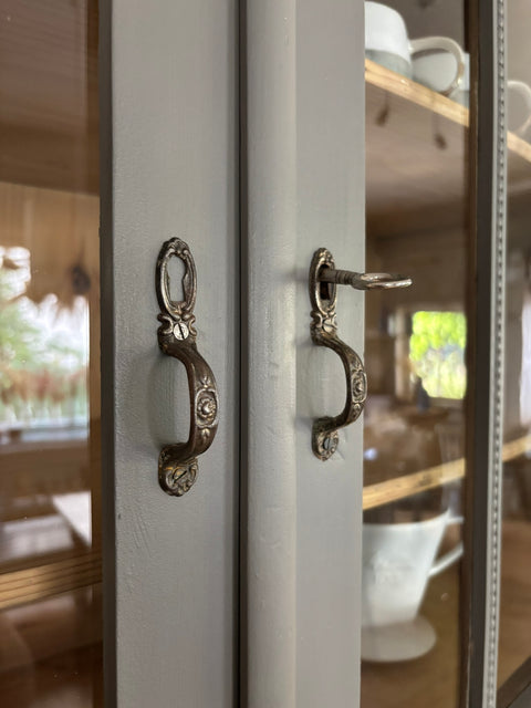 Großes dänisches Vintage Küchenbuffet in Kreidefarbe Pepper grau von Weingärtners Genusshandwerk, mit Holzgriffen und Ablageflächen