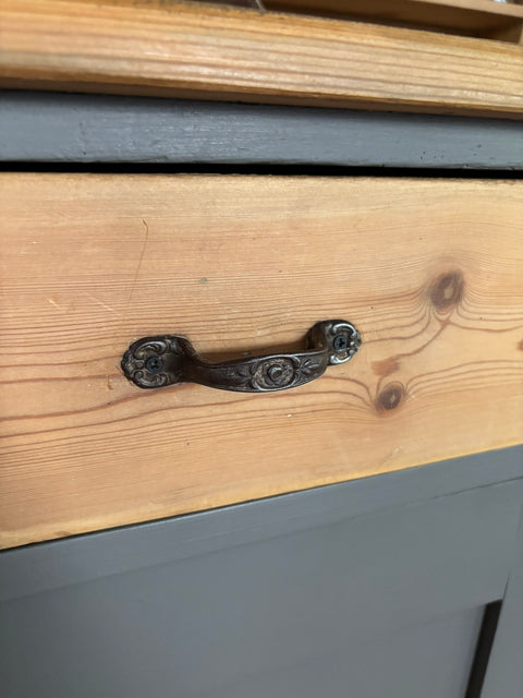 Großes dänisches Vintage Küchenbuffet in Kreidefarbe Pepper (Grau) von Weingärtners Genusshandwerk, mit antiker Holzoberfläche