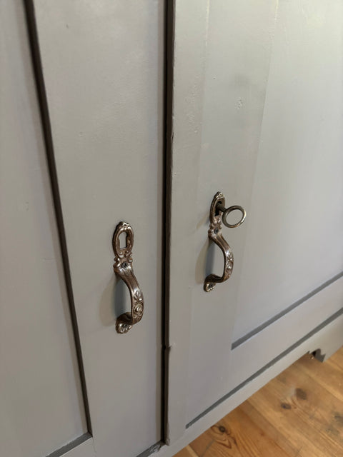 Großes dänisches Vintage Küchenbuffet in Kreidefarbe Pepper Grau, Holzoberfläche, mit Schubladen und Türen, von Weingärtners Genusshandwerk