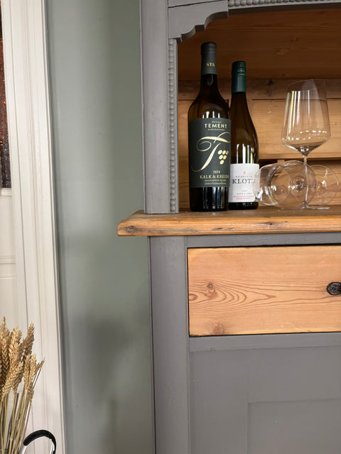 Großes dänisches Vintage Küchenbuffet in Kreidefarbe Pepper grau von Weingärtners Genusshandwerk, mit stilvollen Holzdetails.