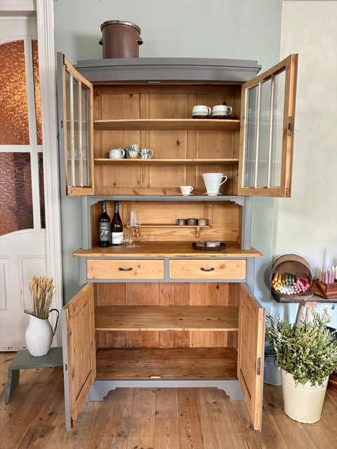 Großes dänisches Vintage Küchenbuffet in Kreidefarbe Pepper von Weingärtners Genusshandwerk, zeigt detaillierte Holzoberfläche und Griffe