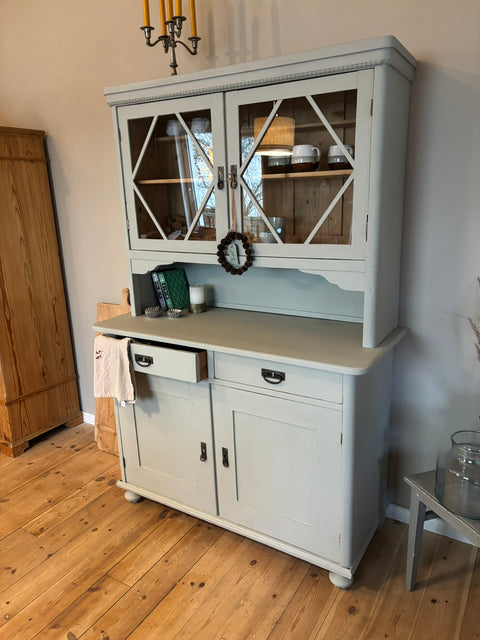 Großes dänisches Vintage Küchenbuffet in Kreidefarbe Tamino, grüngrau, von Weingärtners Genusshandwerk, detailreiche Holzoberfläche