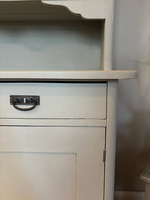 Großes dänisches Vintage Küchenbuffet von Weingärtners Genusshandwerk in grüngrauer Kreidefarbe, detailreiche Holzgestaltung.