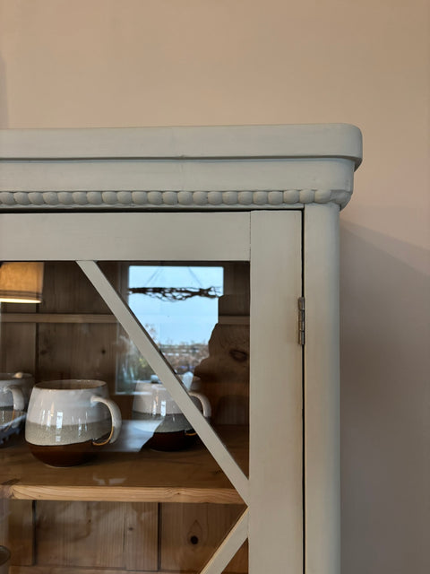Großes dänisches Vintage Küchenbuffet in Grüngrau mit Kreidefarbe, von Weingärtners Genusshandwerk, detailreiche Holzstruktur sichtbar