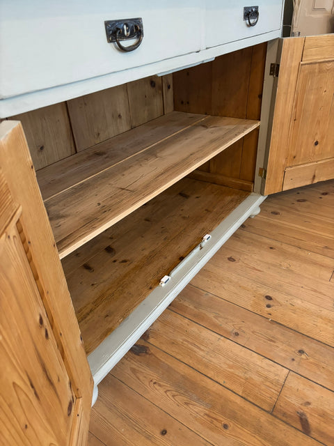 Großes dänisches Vintage Küchenbuffet in Kreidefarbe Tamino, grüngrau, von Weingärtners Genusshandwerk, mit Holzgriffen und Ablageflächen
