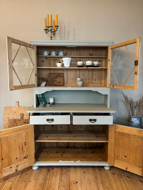 Großes Vintage Küchenbuffet in Kreidefarbe Tamino, grüngrau, mit antikem Charme, von Weingärtners Genusshandwerk.