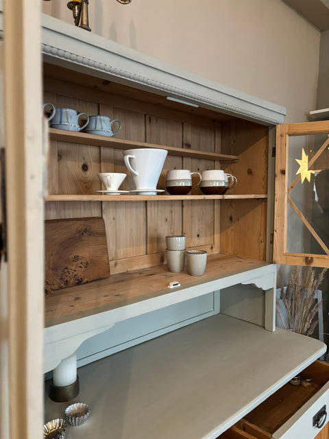 Großes dänisches Vintage Küchenbuffet in Kreidefarbe Tamino, grüngrau, mit antikem Holzdesign und stilvollen Griffen.