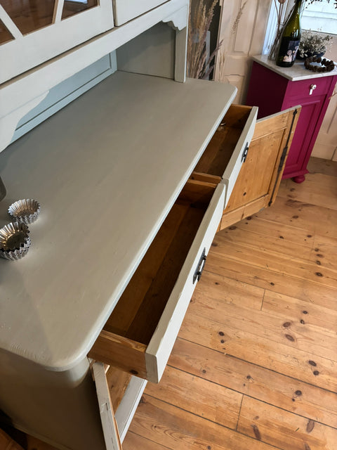 Großes dänisches Vintage Küchenbuffet in Kreidefarbe Tamino, grüngrau, mit Holzgriffen, stilvoller Landhausstil, von Weingärtners Genusshandwerk