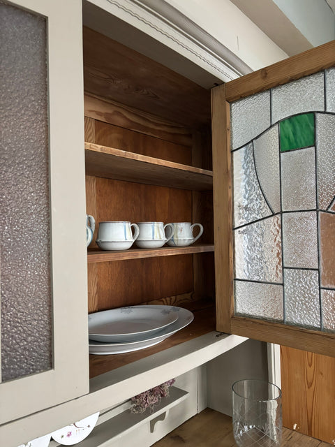 Großes dänisches Vintage Küchenbuffet in Kreidefarbe Taupe, graubeige, von Weingärtners Genusshandwerk, detailreiche Holzoberfläche
