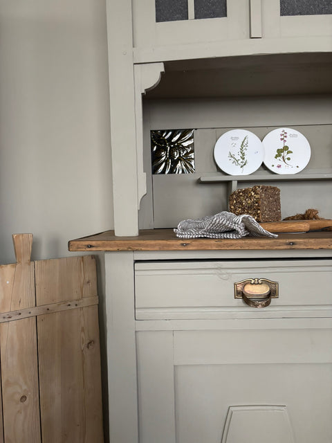 Großes dänisches Vintage Küchenbuffet in Kreidefarbe Taupe, graubeige, mit Holzgriffen, stilvoller Landhausstil, von Weingärtners Genusshandwerk