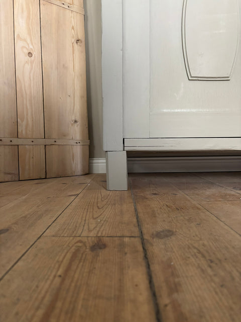 Großes dänisches Vintage Küchenbuffet in Kreidefarbe Taupe mit Holzgriffen, stilvolles Möbelstück im Retro-Design.